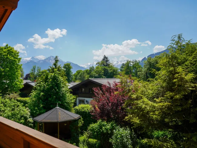 Blick vom Balkon auf die Bergwelt
