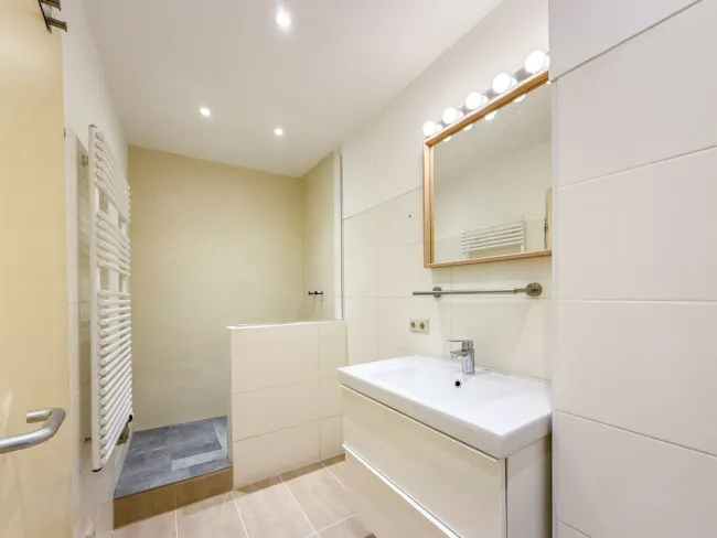 Erneuertes Badezimmer mit Dusche und WC