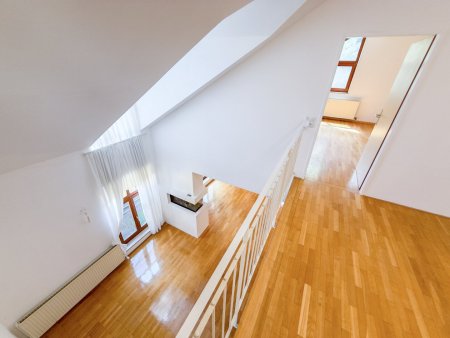 Galerie mit hohem Fenster