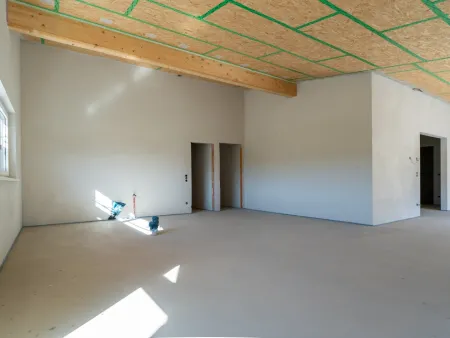 Wohnraum mit hohen Decken (noch im Innenausbau)