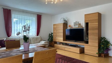 Modernes Haus mit zwei Wohneinheiten und großzügigem Außenbereich
