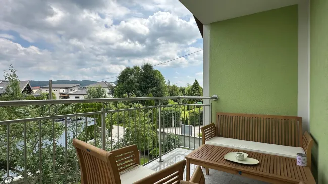 Modernes Haus mit zwei Wohneinheiten und großzügigem Außenbereich - Titelbild