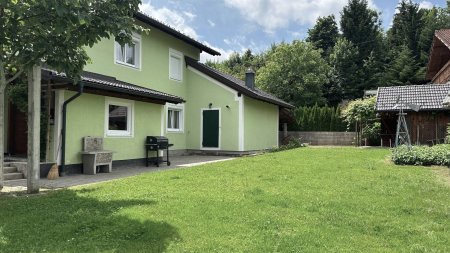 Modernes Haus mit zwei Wohneinheiten und großzügigem Außenbereich