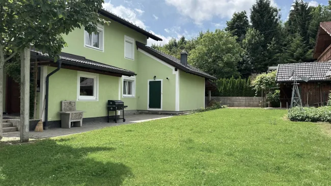 Modernes Haus mit zwei Wohneinheiten und großzügigem Außenbereich - Bild