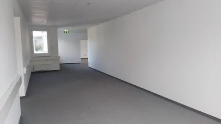 Blick vom allgemeinen Warte- bzw. Besprechungsraum Richtung Sozialraum