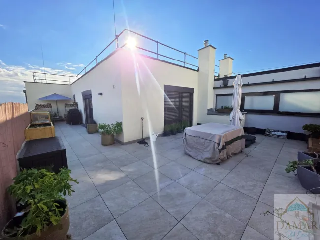 Traumhafte 4-Zimmer-Dachgeschoßwohnung mit großer 65m² Terrasse und Garagenplatz in 1220 Wien – Jetzt zugreifen! - Titelbild