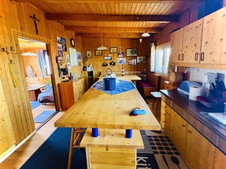 gemütliches Innere der Hütte