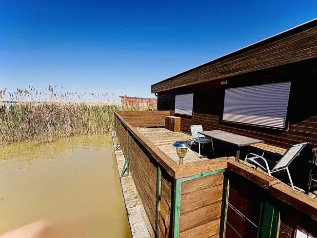 PRIVATSPHÄRE und FLIESSWASSER - FLACHDACHHÜTTE IN DER RUSTER BUCHT AUF PACHTGRUND ZU KAUFEN - Bild