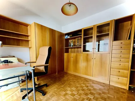 Büro, Kinder- oder Gästezimmer mit "verstecktem" Bett und Loggiazugang