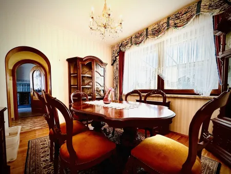 Esszimmer mit Platz für Familie und Gäste