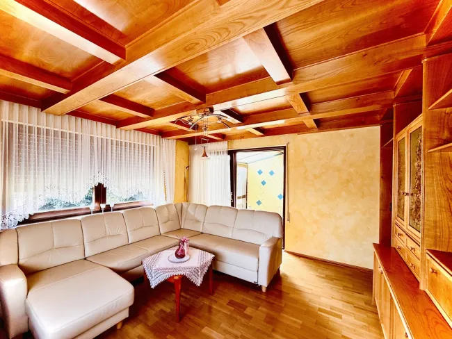 Wohnzimmer - helle Holztäfelung und Wintergarten-Zugang