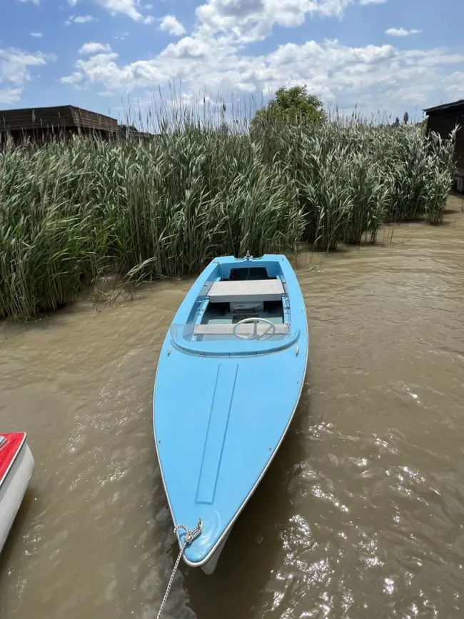das blaue Elektroboot ist im Preis inbegriffen