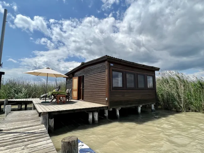Haupthütte mit gemütlichem Sonnenplatz davor