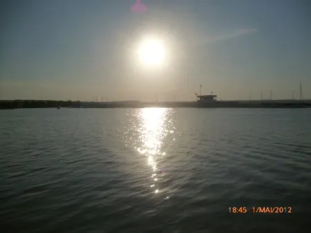Sonnenuntergang hinter dem Yachtclub-Gebäude