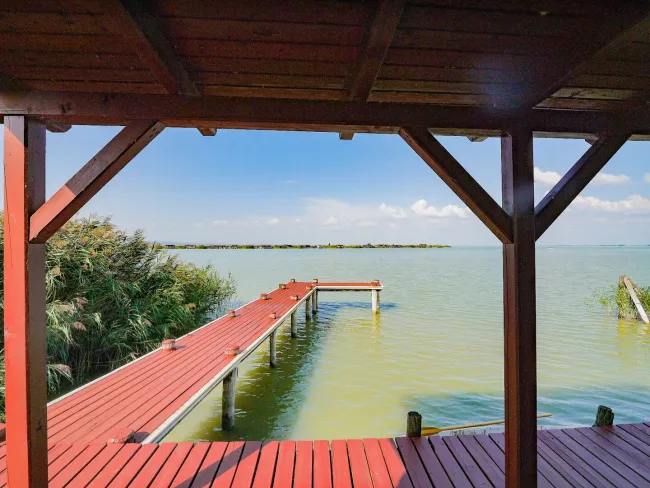SONNENANBETER UND SEGLER AUFGEPASST - FLACHDACHHÜTTE MIT BOOTSGARAGE IN DER RUSTER BUCHT AUF PACHTGRUND ZU KAUFEN - Titelbild