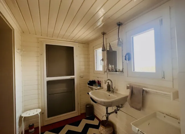 Badezimmer mit Ausgang ins Freie und zum WC