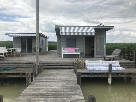 EINE OASE FÜR SEEBÄREN UND RUHEBEDÜRFTIGE - GEPFLEGTE DOPPELHÜTTE MIT BOOTSGARAGE IN RUST - AUF PACHTGRUND ZU KAUFEN