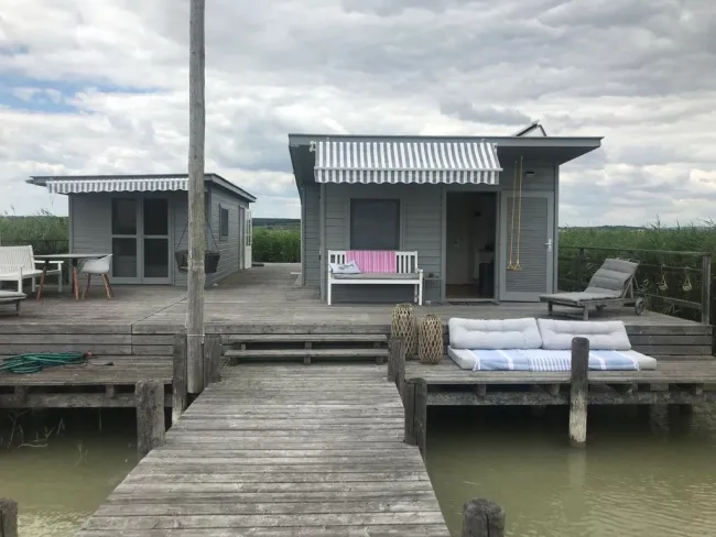 EINE OASE FÜR SEEBÄREN UND RUHEBEDÜRFTIGE - GEPFLEGTE DOPPELHÜTTE MIT BOOTSGARAGE IN RUST - AUF PACHTGRUND ZU KAUFEN - Bild