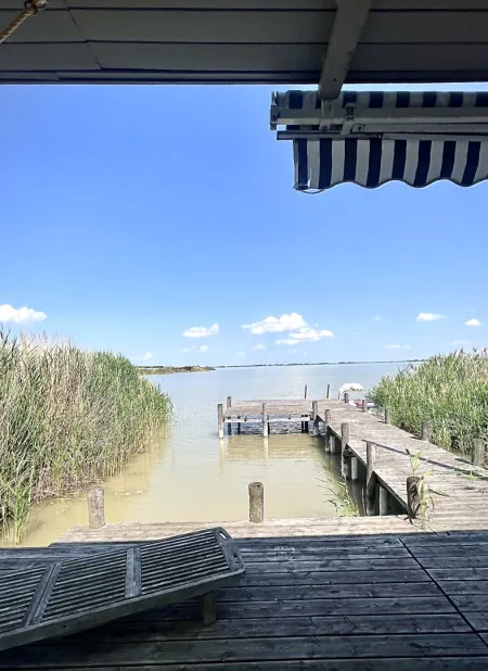 den Blick über den See streifen lassen