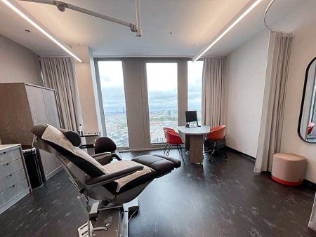MEDIZINISCHE ELEGANZ ÜBER DEN DÄCHERN WIENS: ORDINATION MIT 6-7 PRAXISRÄUMEN IM ICON VIENNA IM 15. STOCK AM HAUPTBAHNHOF