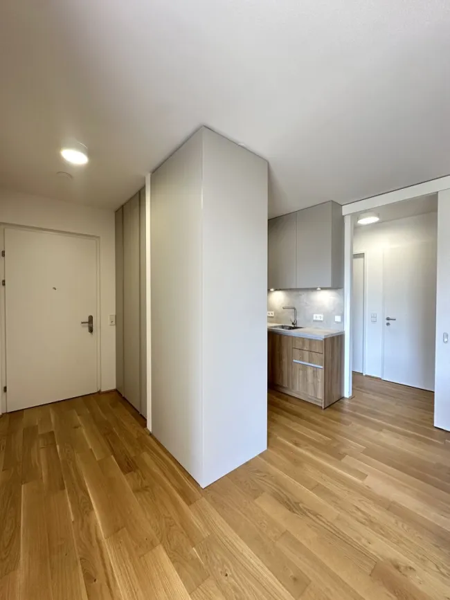 WUNDERSCHÖNE VOLLMÖBLIERTE 2-ZIMMER-NEUBAUWOHNUNG MIT SONNIGER TERRASSE - Bild
