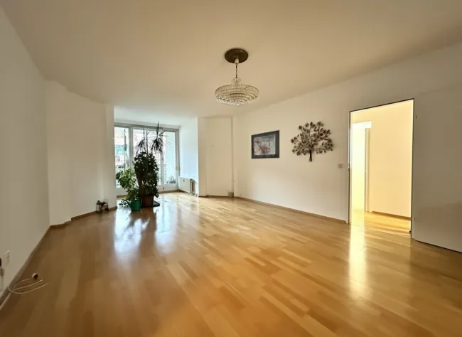 FAMILIENWOHNUNG MIT LOGGIA IN SEHR GUTER LAGE - Bild
