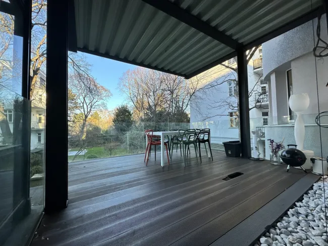 STILVOLLES WOHNEN IN DER VILLENGEGEND: Moderne Wohnung mit Gartenblick - Titelbild