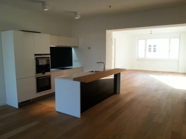 STILVOLLES WOHNEN IN DER VILLENGEGEND: Moderne Wohnung mit Gartenblick - Bild