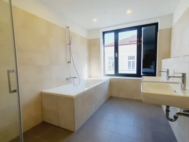 Bad mit Wanne und Dusche