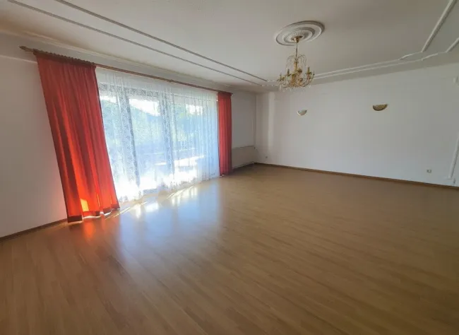 Großzügige Haushälfte mit Garten, Balkonen, Garage und Carports nahe St. Pölten - Bild