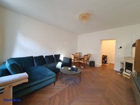 Altbauflair - komfortables Wohnen in zentraler Lage!
