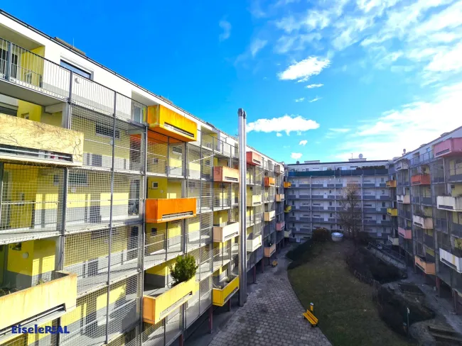 tolle 2 Zimmer - große Loggia - extra Küche - voll möbliert - zzgl. Heizung - Bild