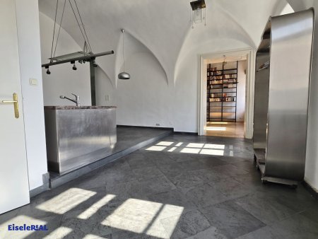 Tolle Lage – eigenwillige 3 Zimmer Altbau Wohnung für 1-2 Personen