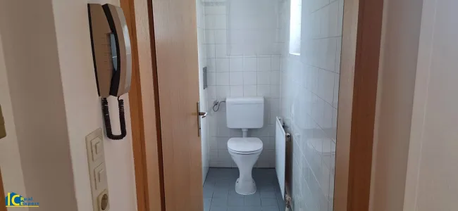 Getrenntes WC mit Fenster