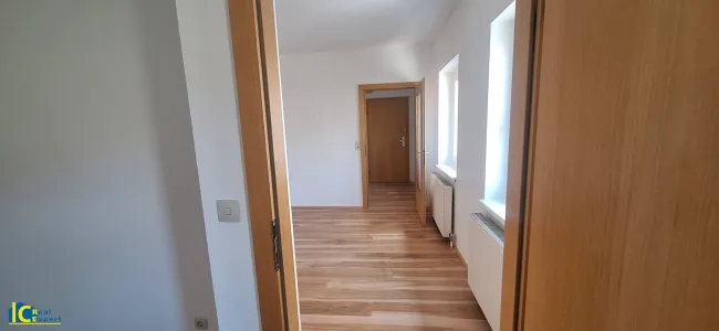 Blick bis zur Wohnungseingangstüre