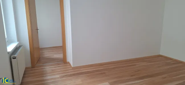 Wohn-Essbereich mit Zugang zum Schlafzimmer