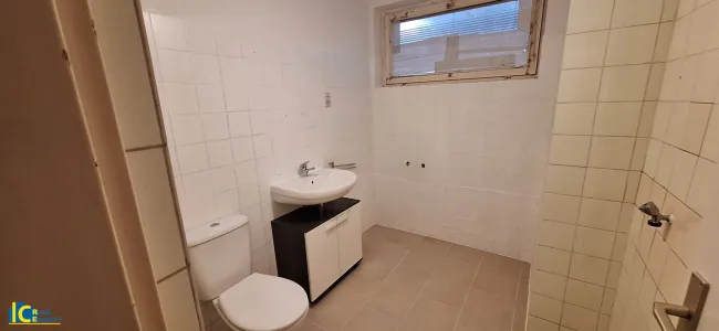 WC und Waschbecken, für alle 4 Abstellräume
