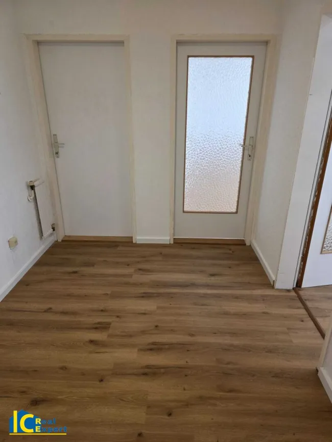 Haus mit Parkplätzen im Hof