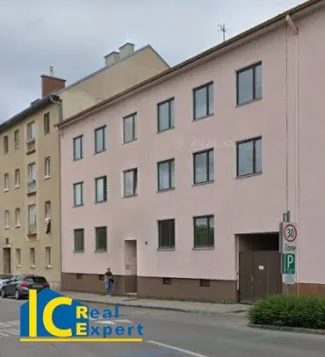 Haus mit Parkplätzen im Hof
