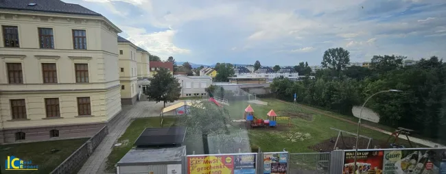 Haus mit Parkplätzen im Hof