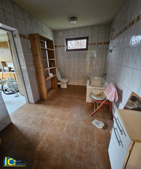 Bad Vöslau, parkähnlicher Grund mit kleinem Wohnhaus