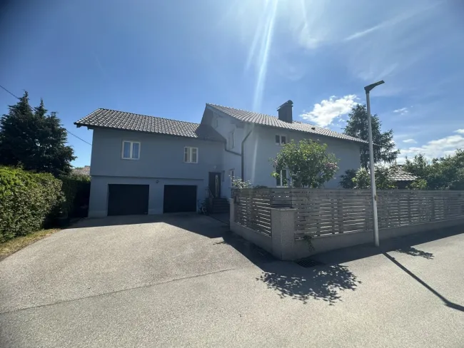 Mehrfamilienhaus in Gmunden mit großem Garten, Balkon, 2 Garagen – ca.180m²,und ca.9,5 Zimmer! - Bild