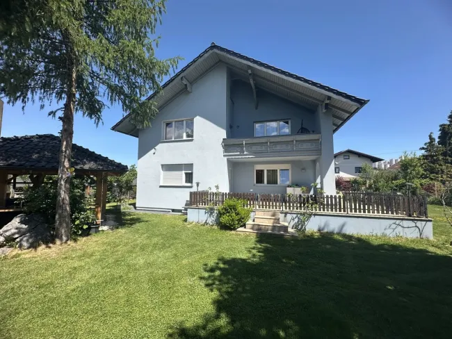 Mehrfamilienhaus in Gmunden mit großem Garten, Balkon, 2 Garagen – ca.180m²,und ca.9,5 Zimmer! - Titelbild