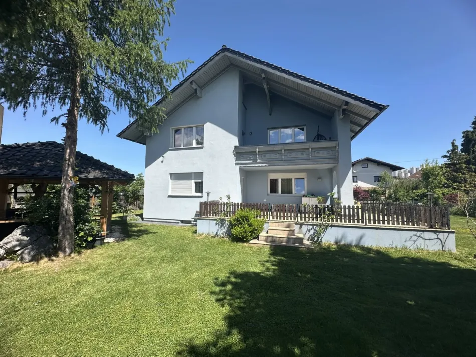 Mehrfamilienhaus in Gmunden mit großem Garten, Balkon, 2 Garagen – ca.180m²,und ca.9,5 Zimmer! - Titelbild
