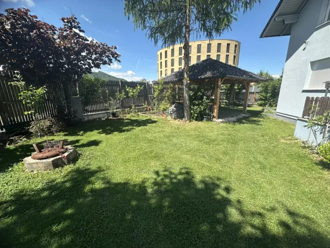 Mehrfamilienhaus in Gmunden mit großem Garten, Balkon, 2 Garagen – ca.180m²,und ca.9,5 Zimmer! - Bild