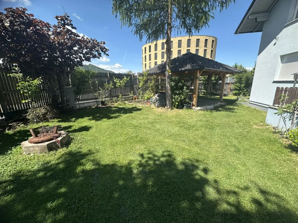 Mehrfamilienhaus in Gmunden mit großem Garten, Balkon, 2 Garagen – ca.180m²,und ca.9,5 Zimmer! - Bild