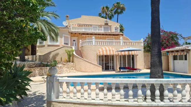 Neuwertiges Herrenhaus in Benissa, ca. 7 Zimmer, schöner Garten, Pool und 2 Terrassen, 848.800 € - Titelbild