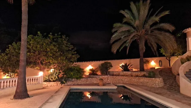 Neuwertiges Herrenhaus in Benissa, ca. 7 Zimmer, schöner Garten, Pool und 2 Terrassen, 848.800 € - Bild