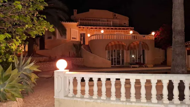 Neuwertiges Herrenhaus in Benissa, ca. 7 Zimmer, schöner Garten, Pool und 2 Terrassen, 848.800 € - Bild