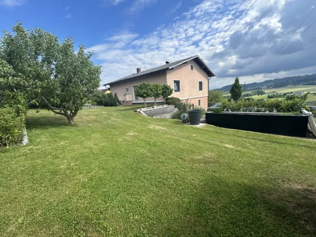 Romantisches Mehrfamilienhaus in Ottnang, 6,5 Zimmer, Garten, Garage, Terrasse – ideal für Familien ! - Bild